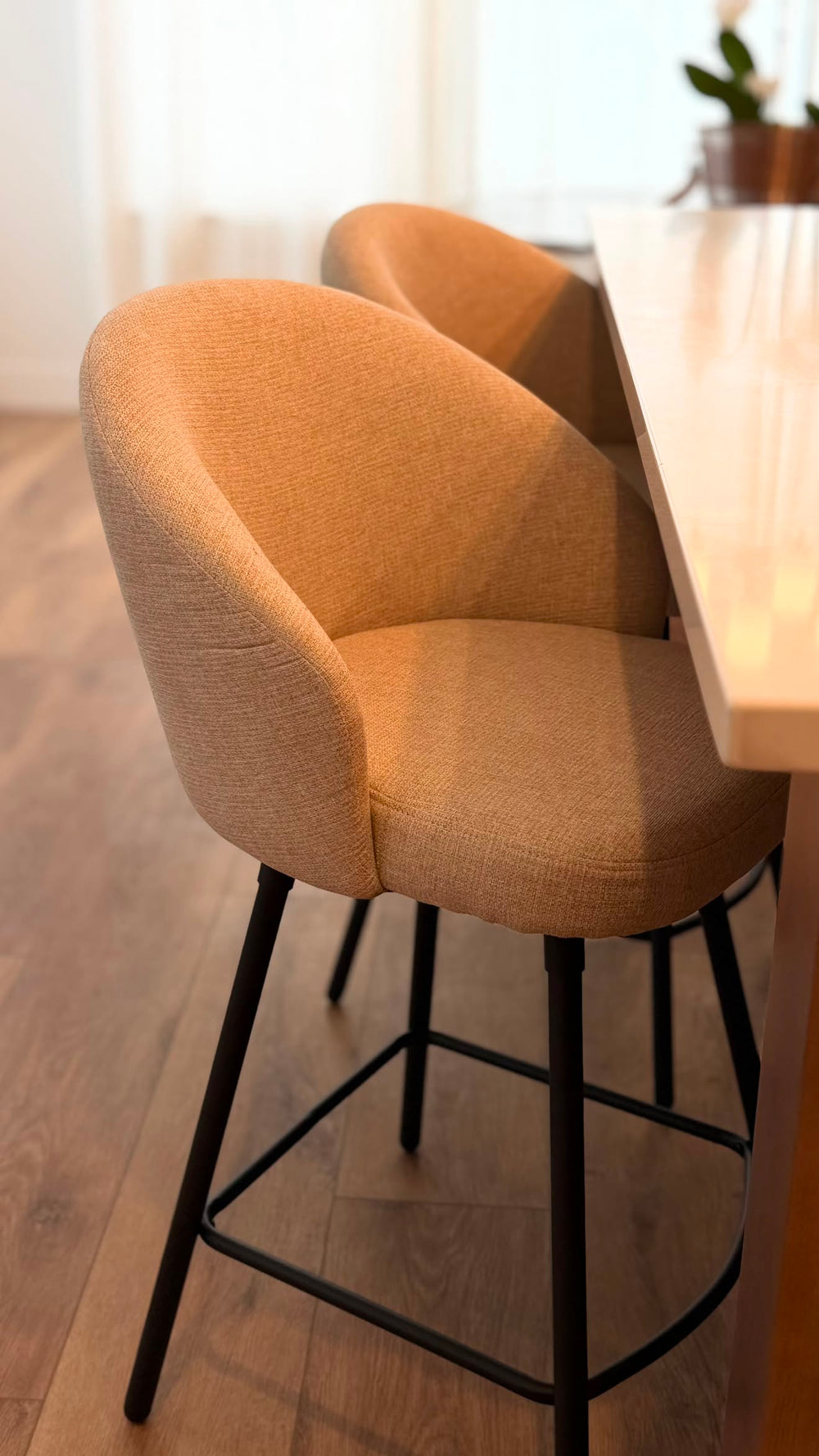 Sereni counter stool detail in Raphaela Chelotti home